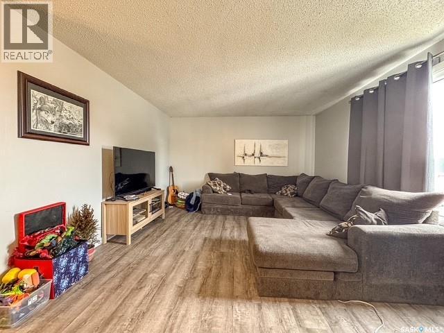 211 & 215 18th Avenue Ne, Swift Current, Saskatchewan  S9H 2Y2 - Photo 15 - SK035384