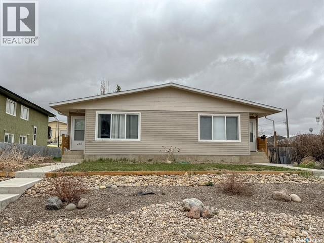 211 & 215 18th Avenue Ne, Swift Current, Saskatchewan  S9H 2Y2 - Photo 2 - SK035384