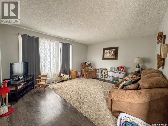 211 & 215 18th Avenue Ne, Swift Current, Saskatchewan  S9H 2Y2 - Photo 3 - SK035384