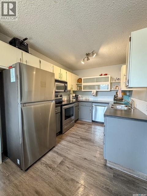 211 & 215 18th Avenue Ne, Swift Current, Saskatchewan  S9H 2Y2 - Photo 4 - SK035384