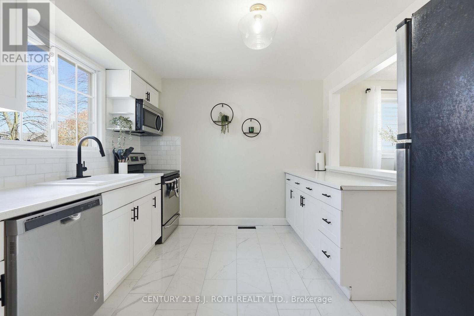 109 Elizabeth Street, Barrie (Ardagh), Ontario  L4N 6P2 - Photo 4 - S13100750