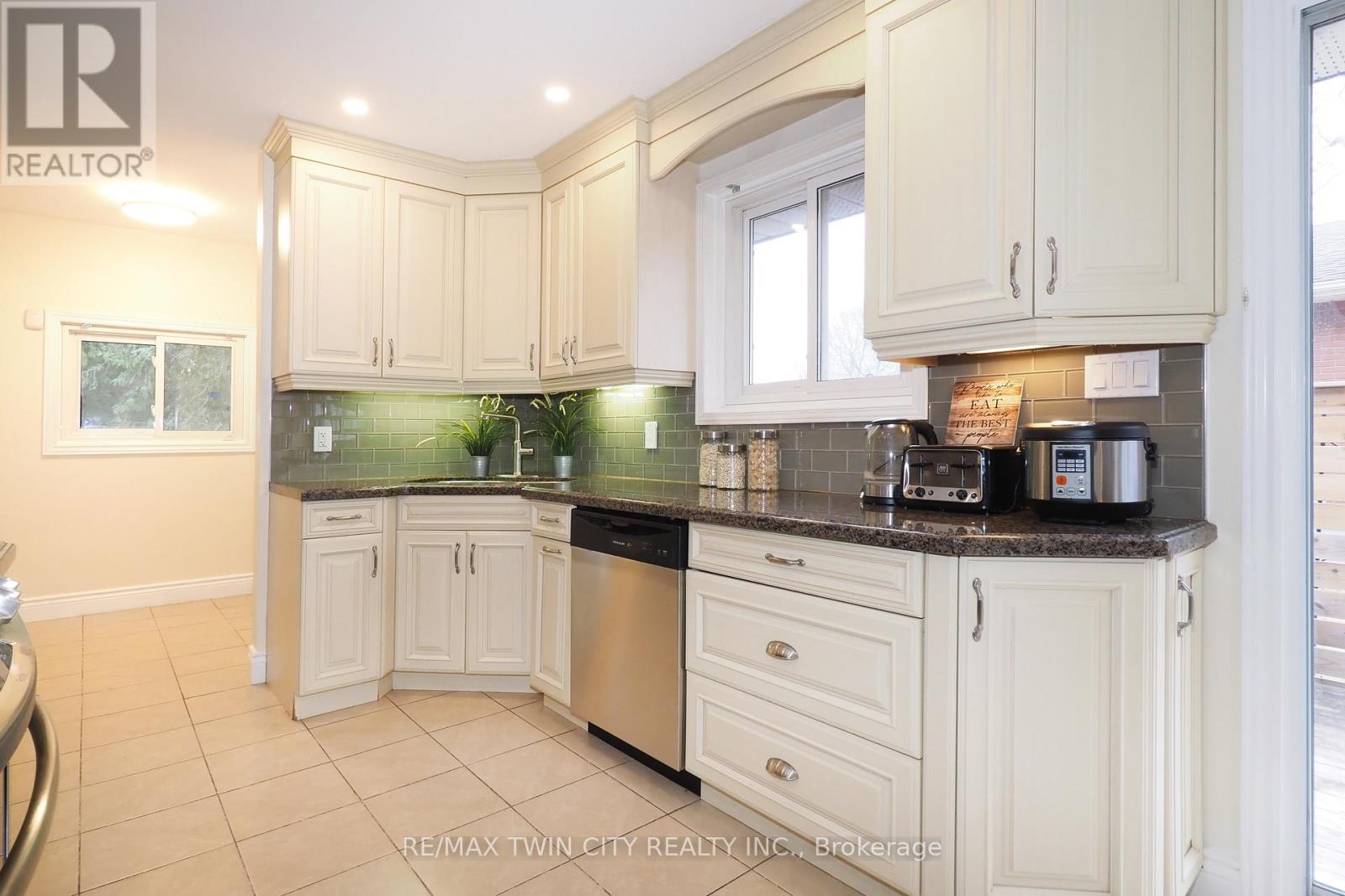 163 Pinegrove Crescent, Waterloo, Ontario  N2L 4T9 - Photo 4 - X13100698