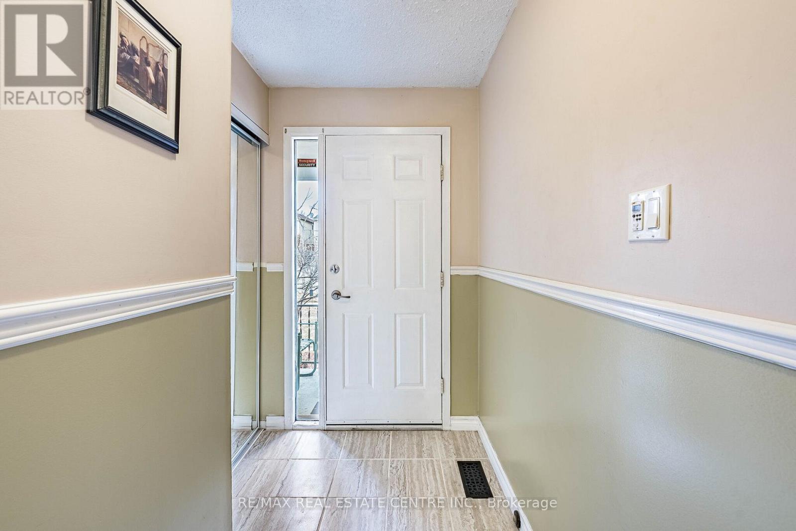 72 Malabar Crescent, Brampton, Ontario  L6S 3X8 - Photo 4 - W13100816