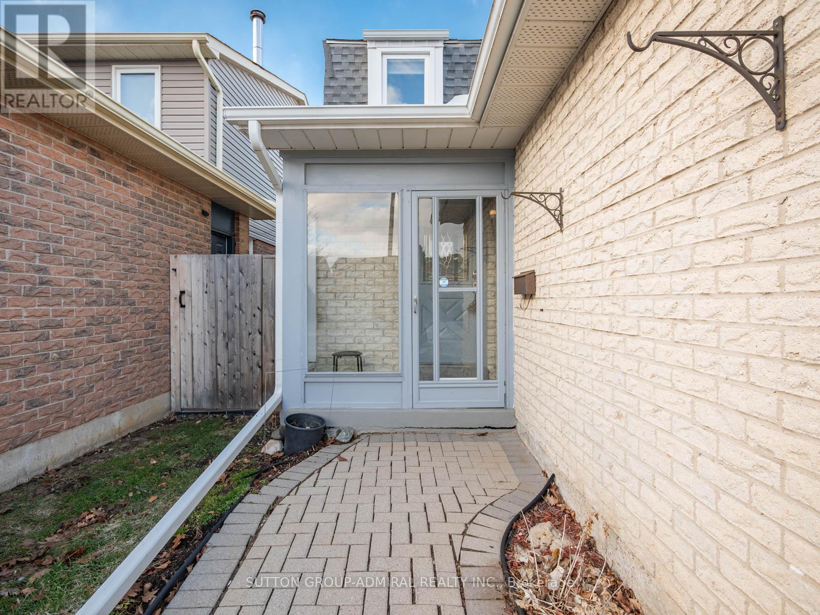 218 Mullen Drive, Vaughan (Brownridge), Ontario  L4J 2P1 - Photo 2 - N13101108