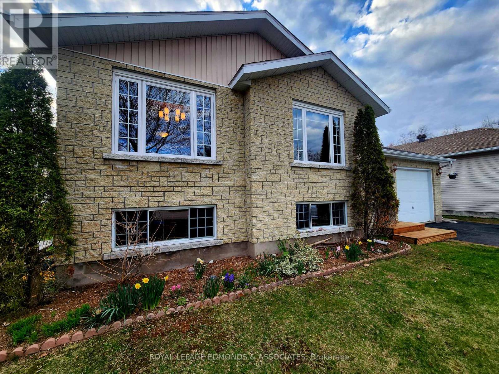 34 Bayshore Drive, Petawawa, Ontario  K8H 3R7 - Photo 4 - X12976596