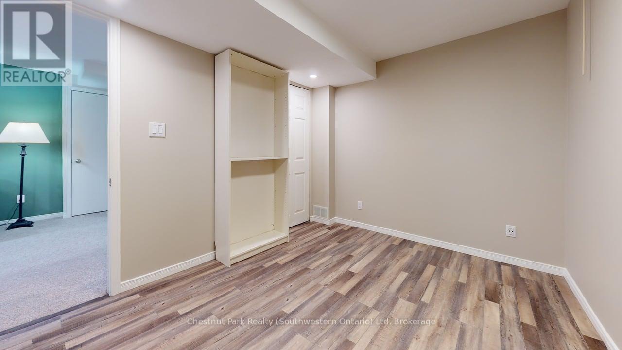 Lower - 22 Moss Place, Guelph, Ontario  N1G 4V1 - Photo 11 - X13101184