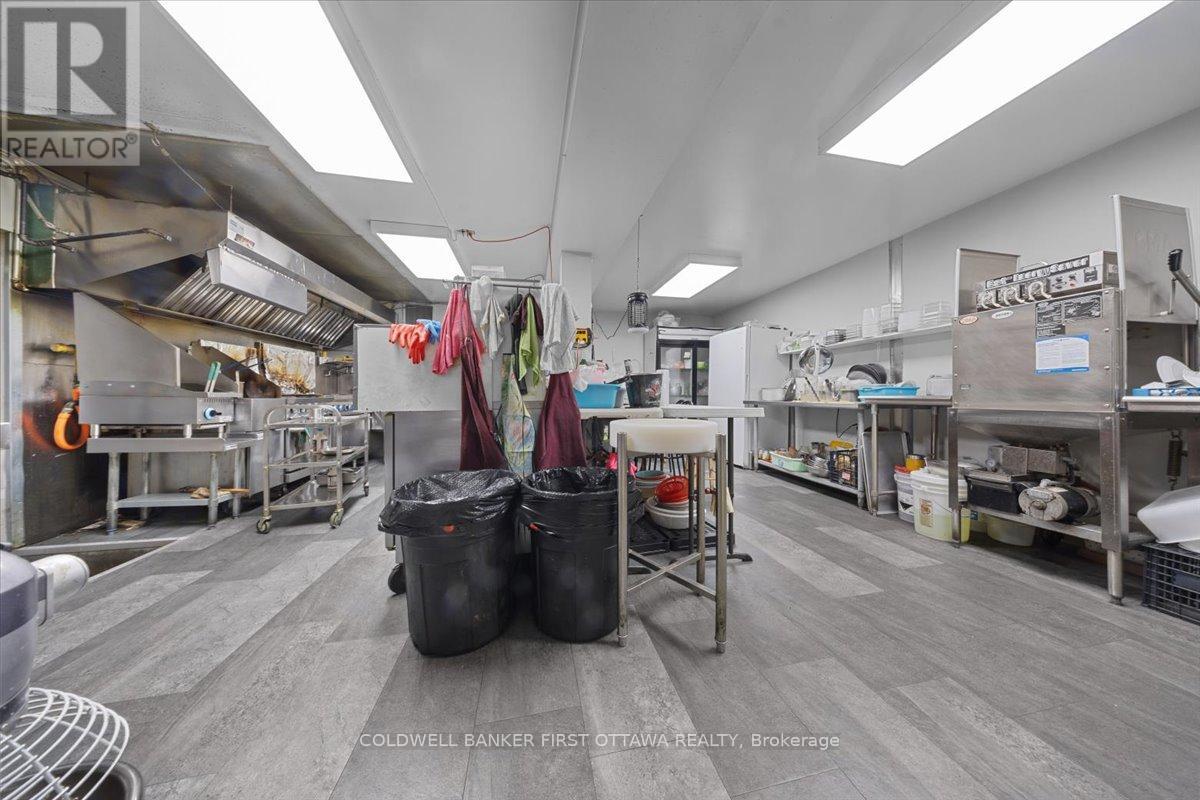 827 Somerset Street W, Ottawa, Ontario  K1R 6R4 - Photo 5 - X13101360