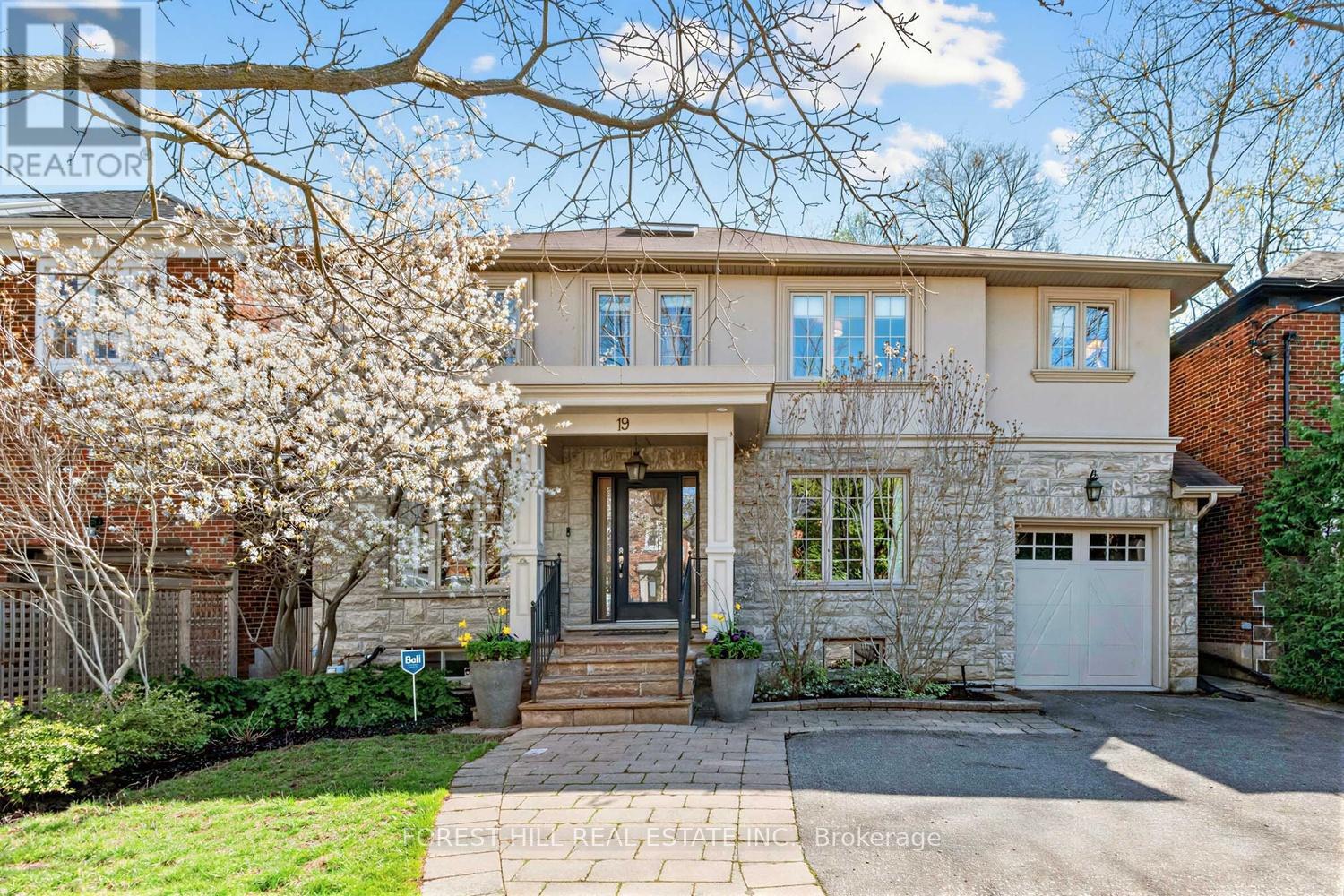 19 MENIN ROAD, Toronto, Ontario