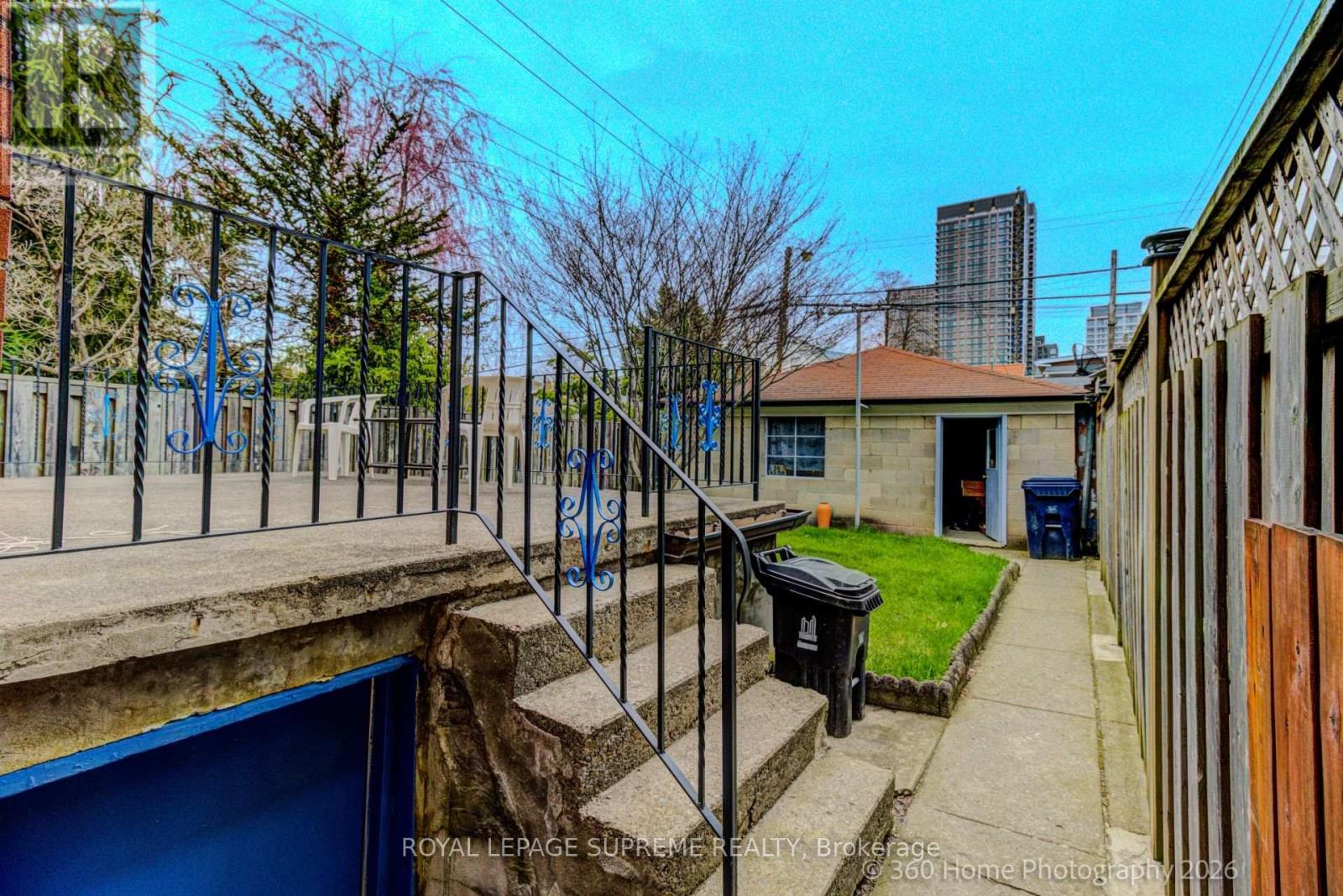 429 St Clarens Avenue, Toronto, Ontario  M6H 3W2 - Photo 5 - C13101572