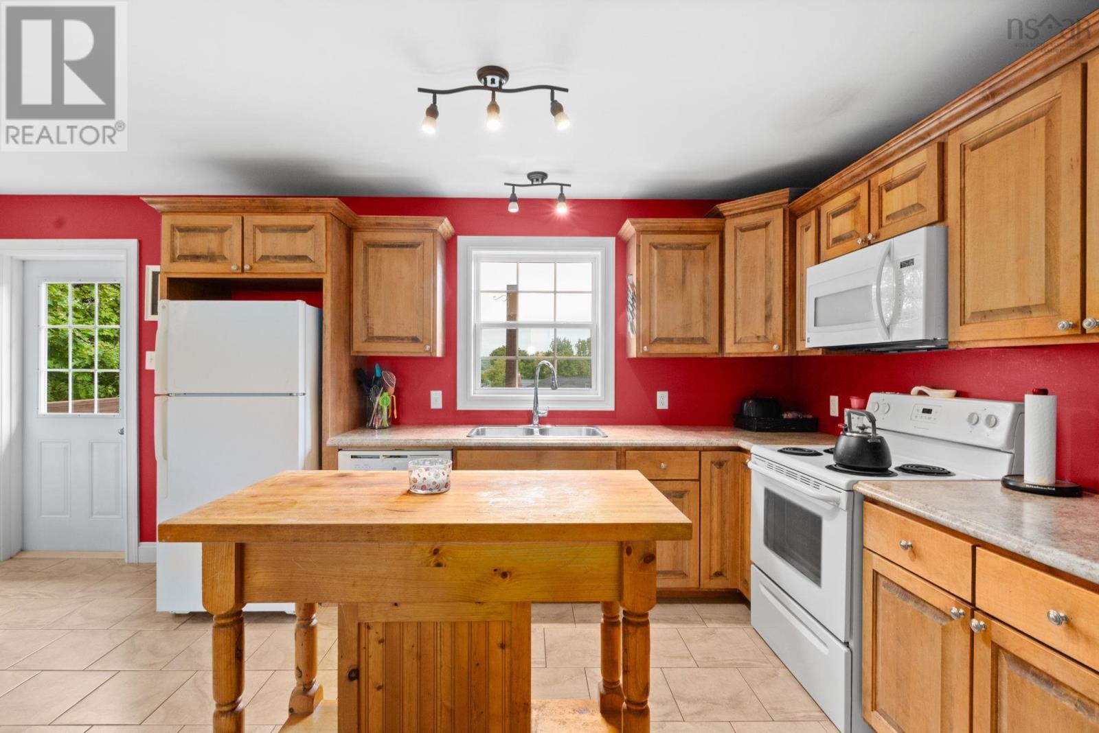 28 Forest Hill Road, Bridgewater, Nova Scotia  B4V 1T8 - Photo 8 - 202524313
