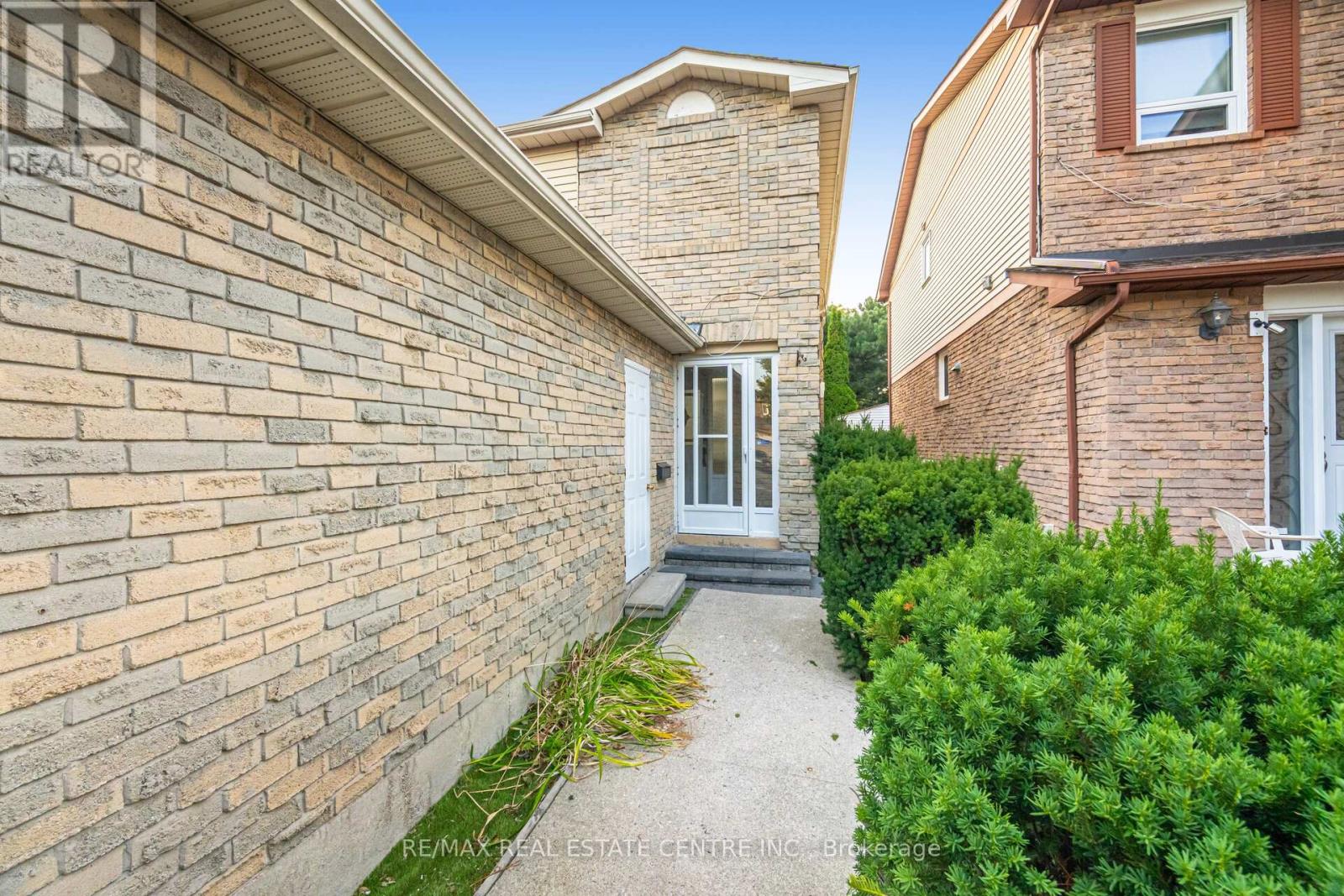 44 Abelard Avenue, Brampton, Ontario  L6Y 2K8 - Photo 6 - W13101164