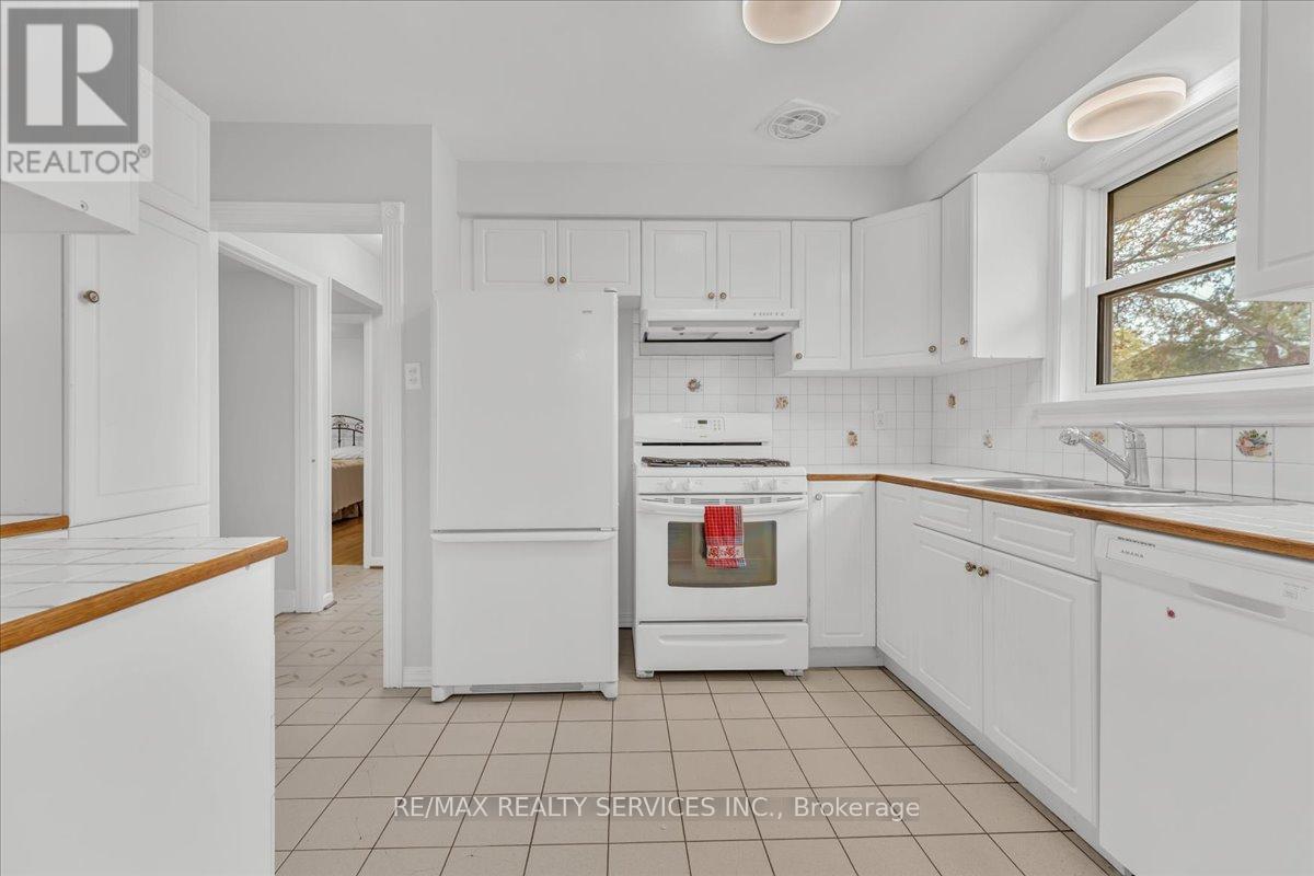 2 Windermere Court, Brampton, Ontario  L6X 2L6 - Photo 14 - W13101188