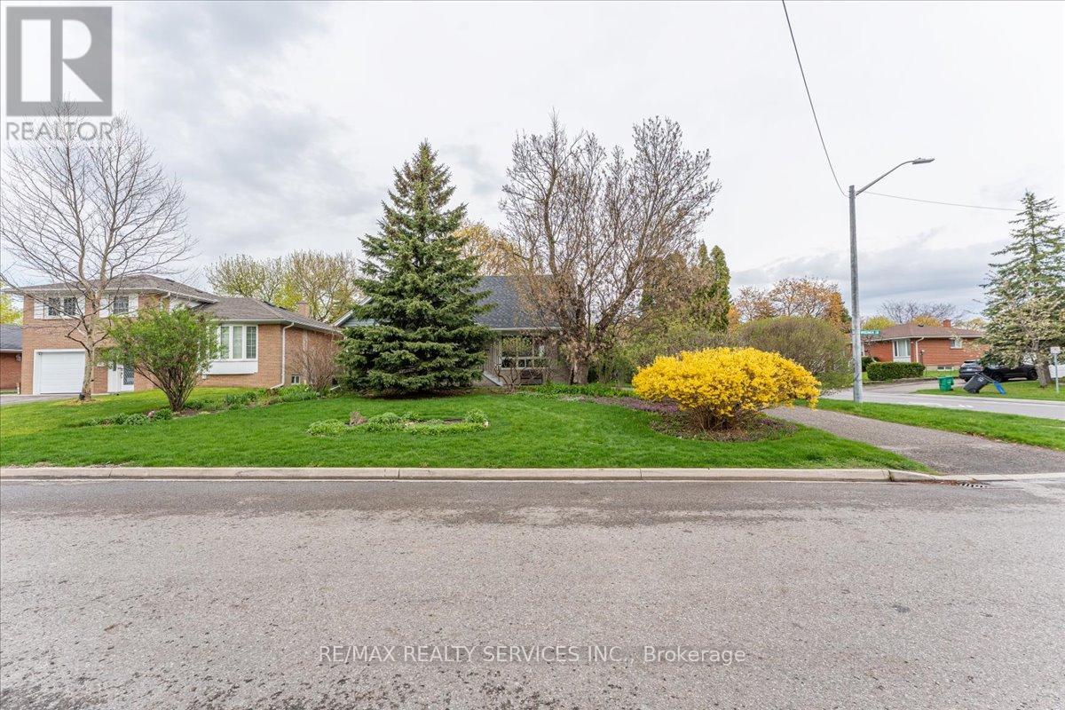 2 Windermere Court, Brampton, Ontario  L6X 2L6 - Photo 2 - W13101188