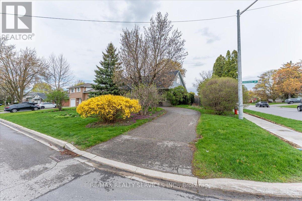 2 Windermere Court, Brampton, Ontario  L6X 2L6 - Photo 3 - W13101188