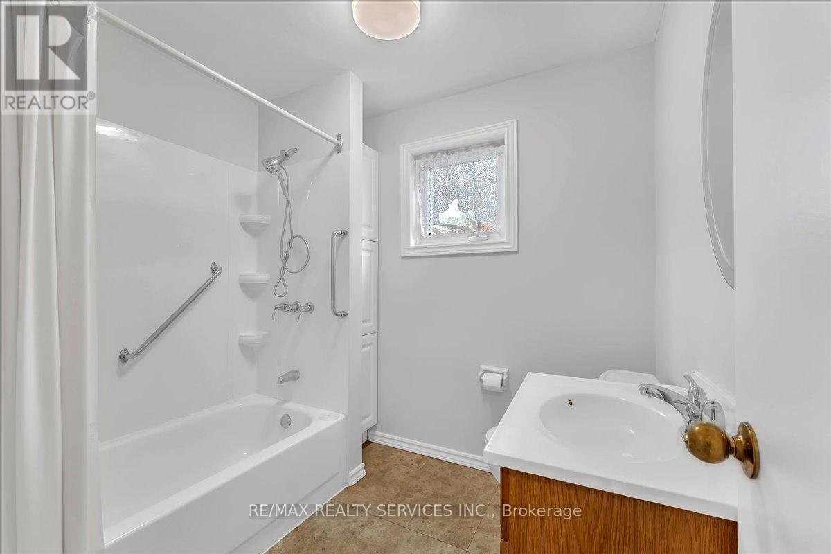 2 Windermere Court, Brampton, Ontario  L6X 2L6 - Photo 32 - W13101188