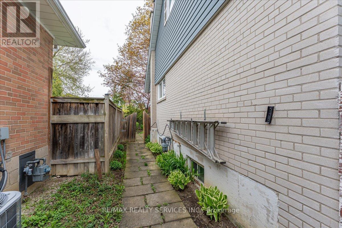 2 Windermere Court, Brampton, Ontario  L6X 2L6 - Photo 36 - W13101188