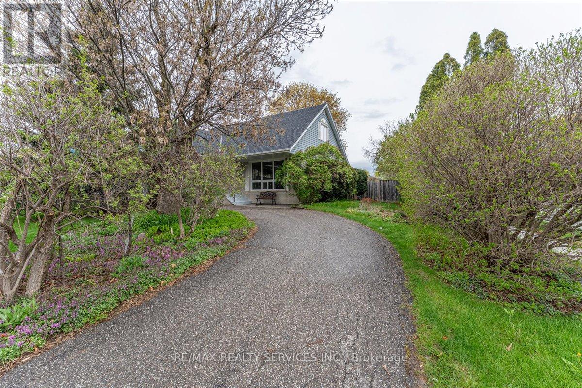 2 Windermere Court, Brampton, Ontario  L6X 2L6 - Photo 4 - W13101188