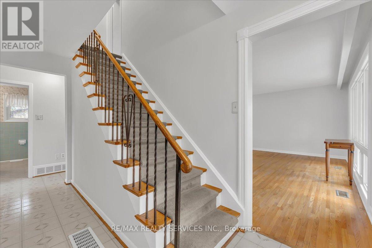 2 Windermere Court, Brampton, Ontario  L6X 2L6 - Photo 8 - W13101188