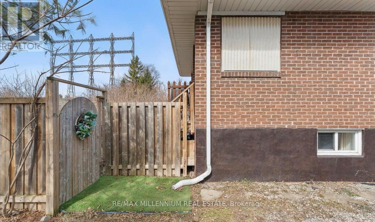 1106 Haig Boulevard, Mississauga, Ontario  L5E 2M5 - Photo 2 - W13101362