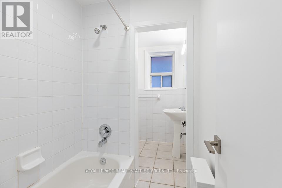 Lower - 315a Indian Grove, Toronto, Ontario  M6P 2H6 - Photo 11 - W13101370