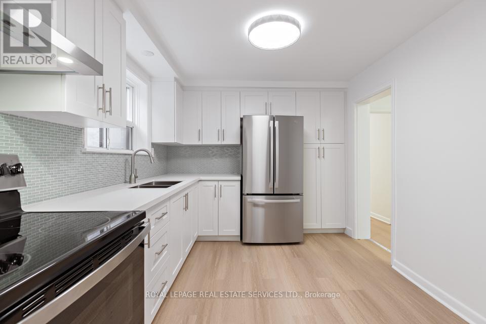 Lower - 315a Indian Grove, Toronto, Ontario  M6P 2H6 - Photo 6 - W13101370