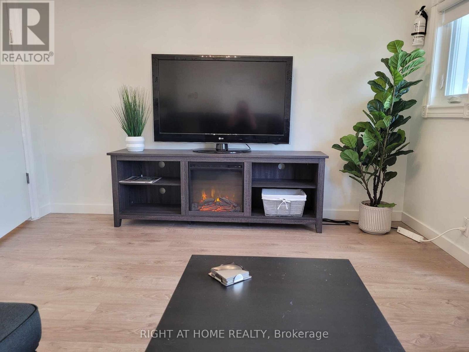 2nd Floor - 1054 Dufferin Street, Toronto, Ontario  M6H 4B6 - Photo 4 - W13101418