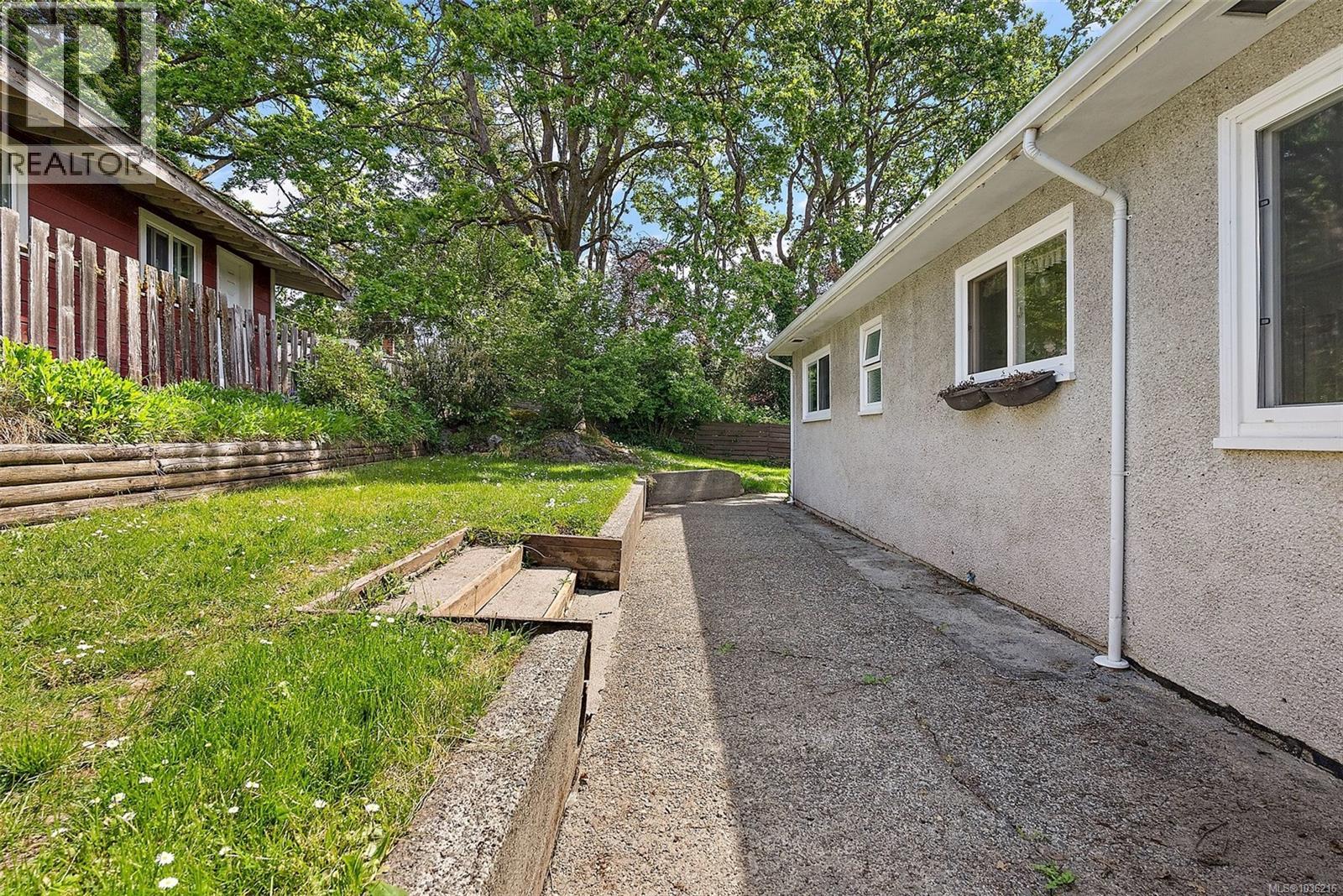 1290 Derby Rd, Saanich, British Columbia  V8P 1S8 - Photo 8 - 1036216