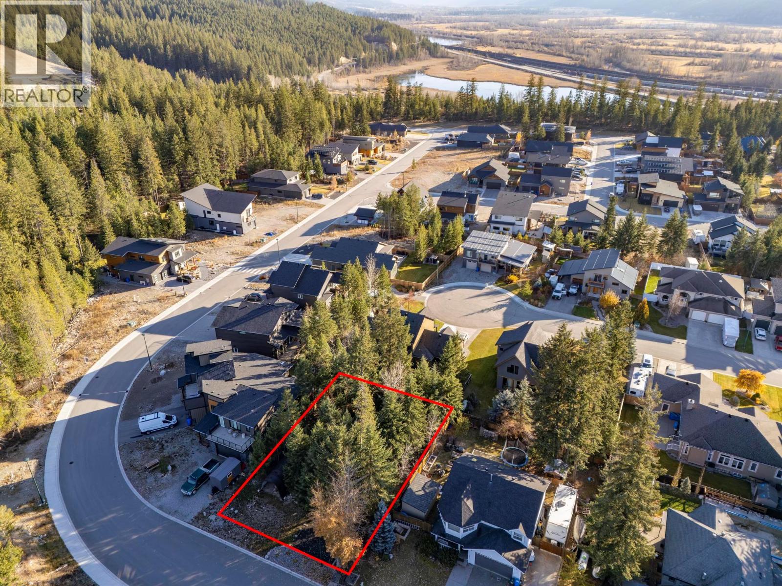 1526 Cedar Street, Golden, British Columbia  V0A 1H0 - Photo 3 - 10386482