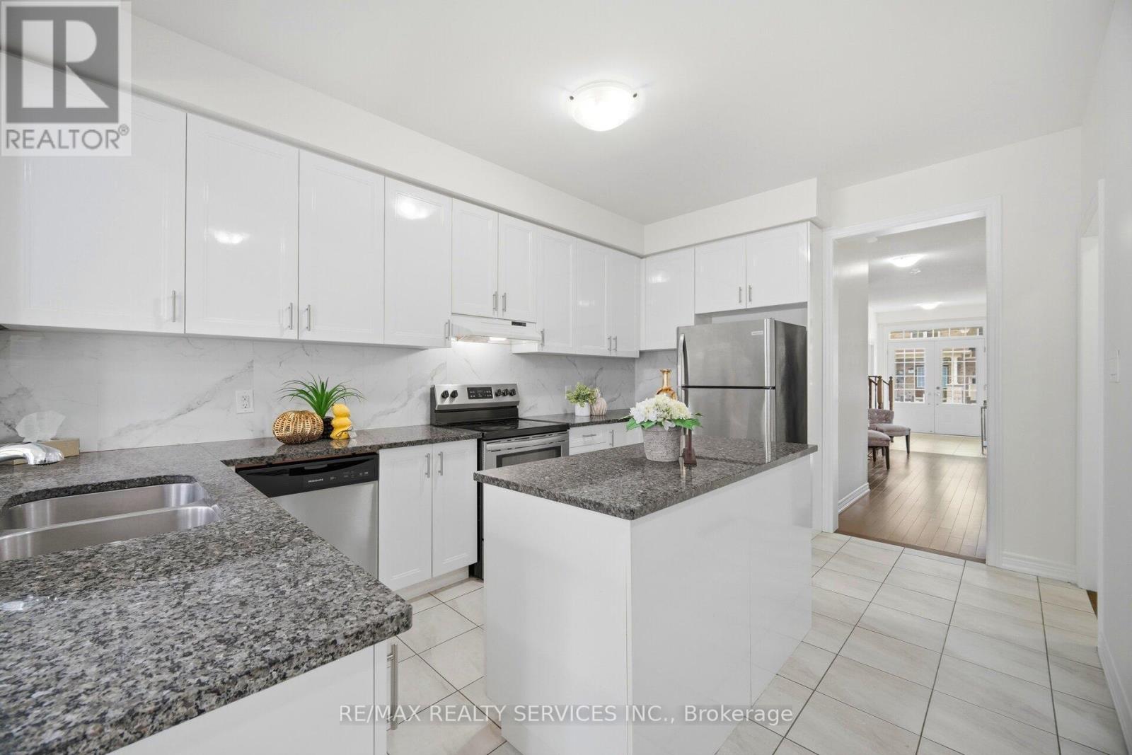 8 Oleary Road, Brampton, Ontario  L7A 4W9 - Photo 2 - W13101398