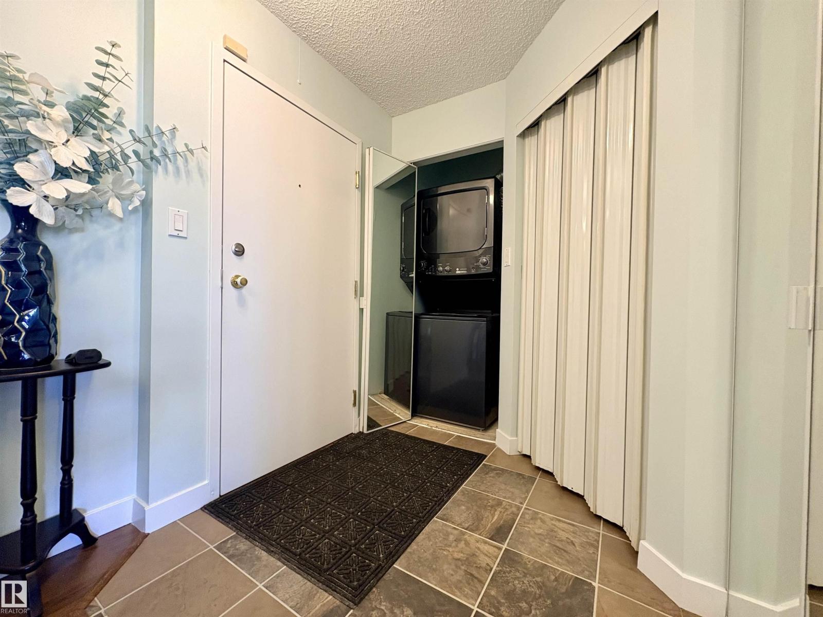 #163 10520 120 St Nw, Edmonton, Alberta  T5H 4L9 - Photo 2 - E4486495