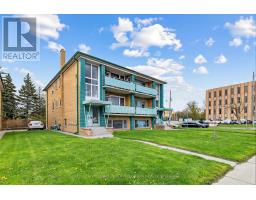 3867 BATHURST STREET, Toronto, Ontario