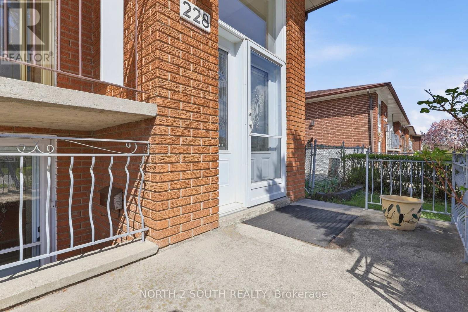 228 Andrew Parkway, Vaughan, Ontario  L4L 1G2 - Photo 4 - N13101742