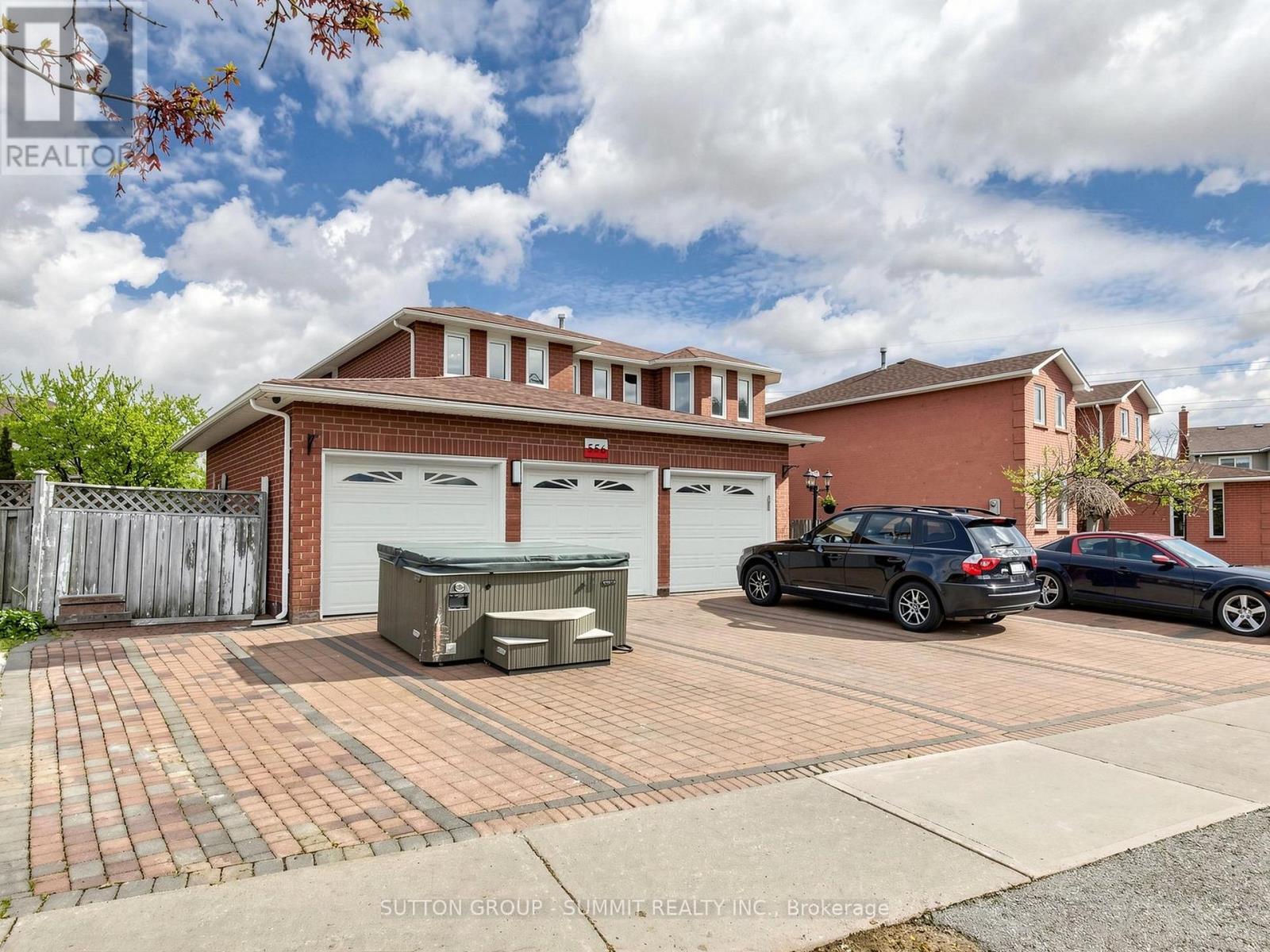 556 Ray Lawson Boulevard, Brampton, Ontario  L6Y 4H5 - Photo 2 - W13101600