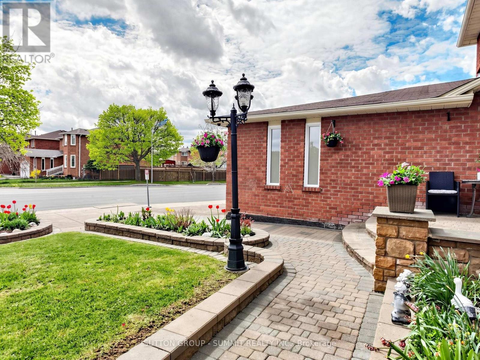 556 Ray Lawson Boulevard, Brampton, Ontario  L6Y 4H5 - Photo 5 - W13101600