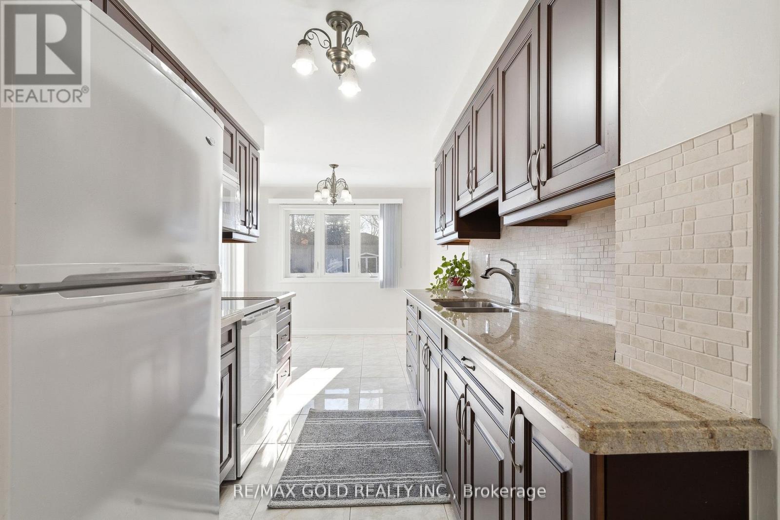 4334 Lee Drive, Mississauga, Ontario  L4W 4A8 - Photo 6 - W13101630