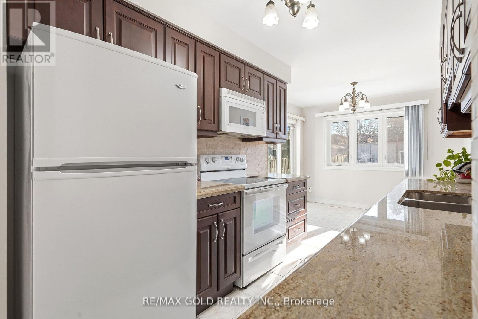 4334 Lee Drive, Mississauga, Ontario  L4W 4A8 - Photo 7 - W13101630