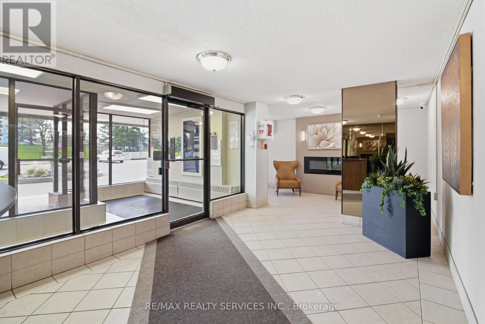 304 - 18 Knightsbridge Road, Brampton, Ontario  L6T 3X5 - Photo 3 - W13101672