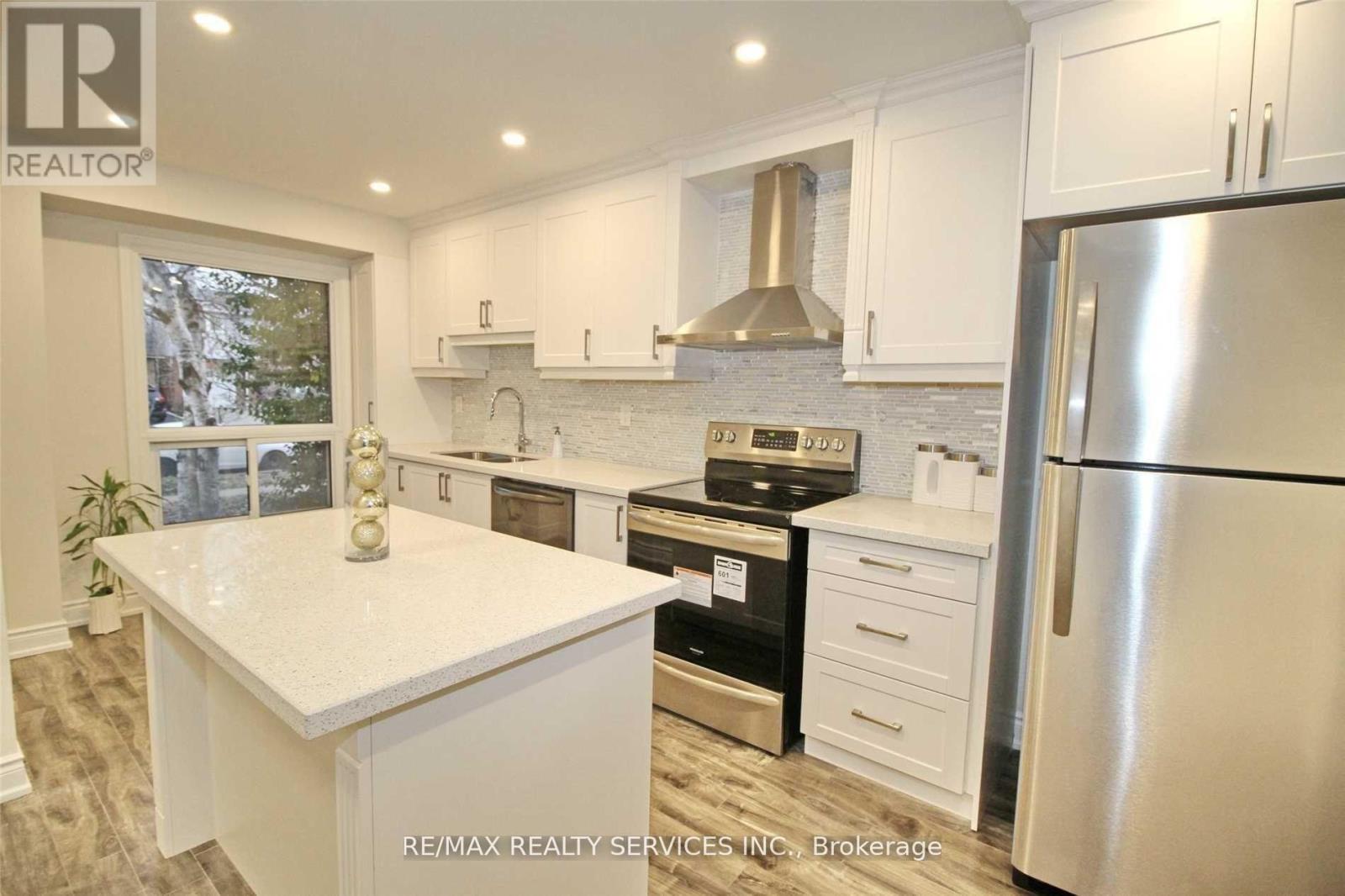 120 Simmons Boulevard, Brampton, Ontario  L6V 3V6 - Photo 3 - W13101784