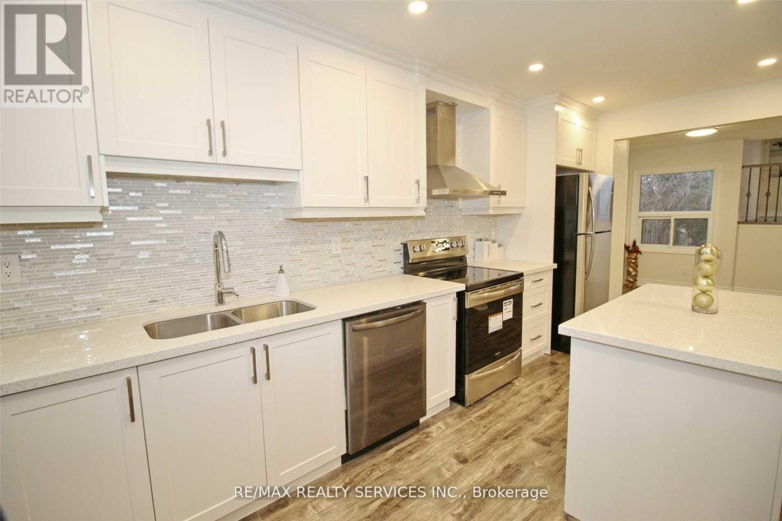 120 Simmons Boulevard, Brampton, Ontario  L6V 3V6 - Photo 4 - W13101784