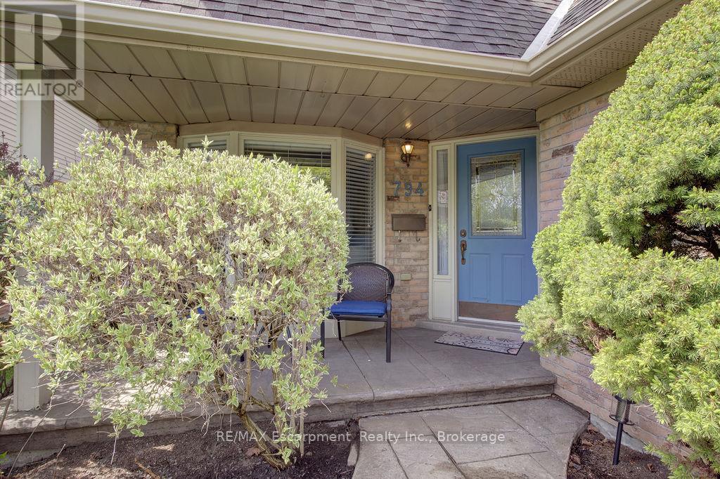 794 Hawkins Crescent, Burlington, Ontario  L7S 2C3 - Photo 3 - W13102088