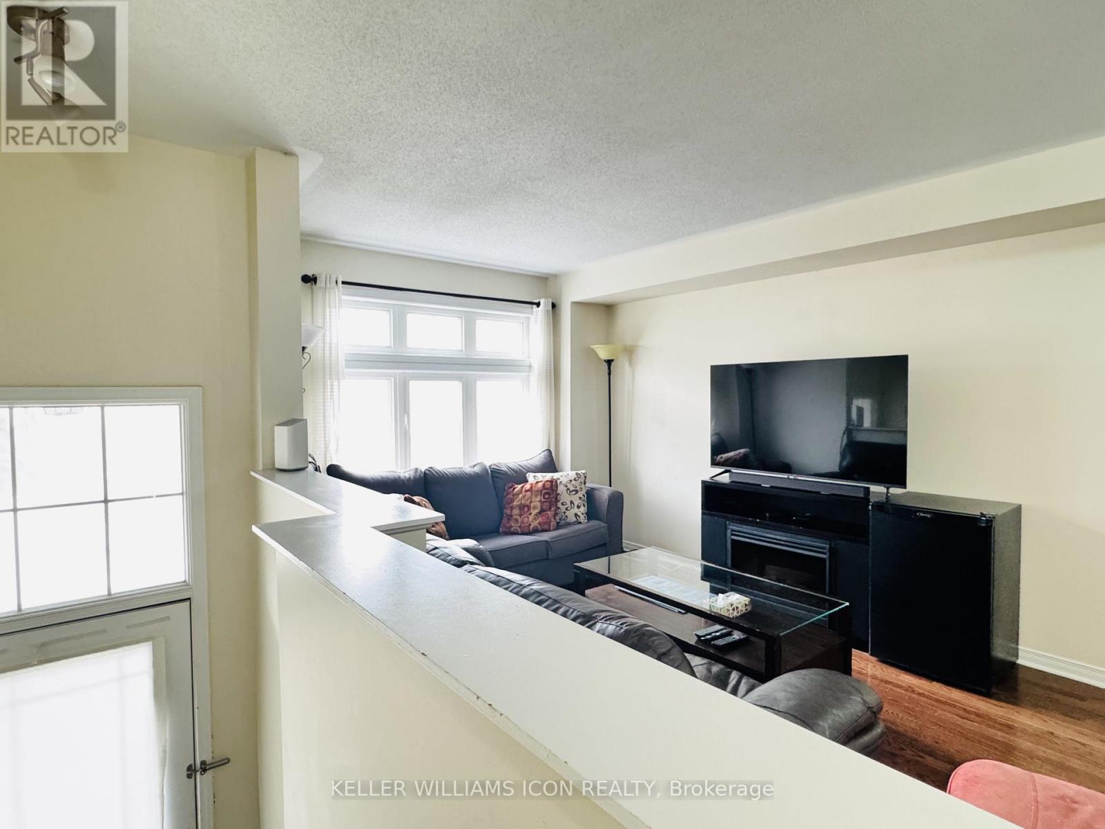 213 Stroget Private, Ottawa, Ontario  K2E 0A9 - Photo 2 - X13102054