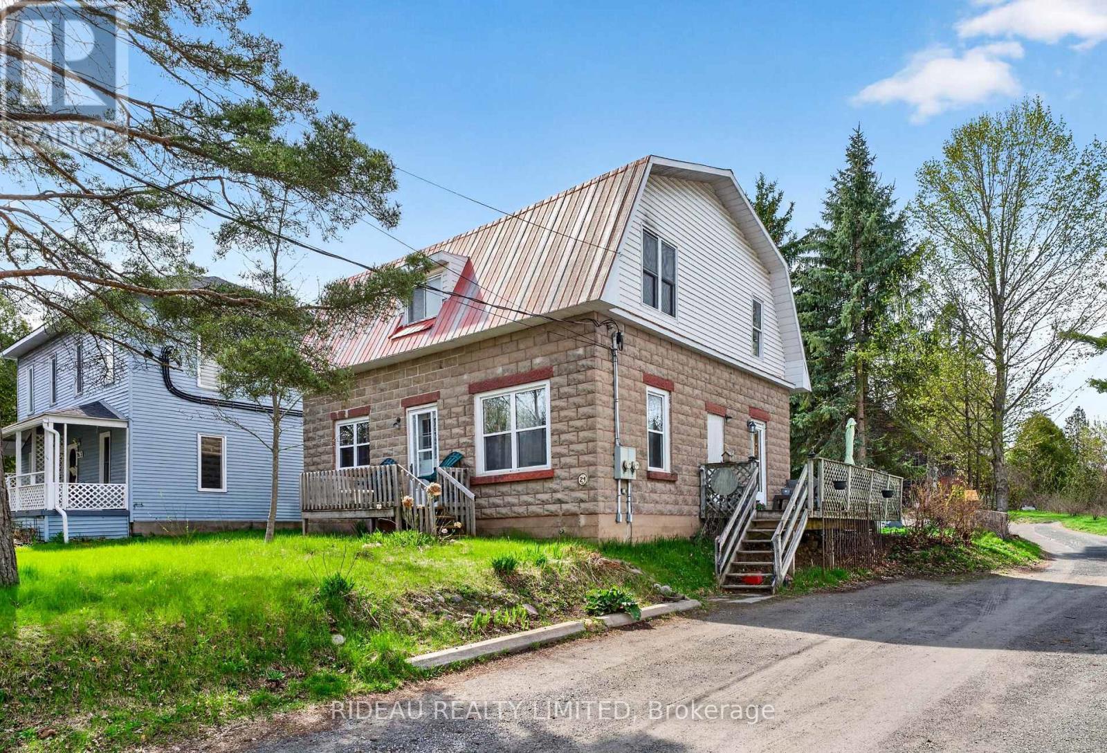 24 Rideau Street, Westport, Ontario  K0G 1X0 - Photo 1 - X13102210