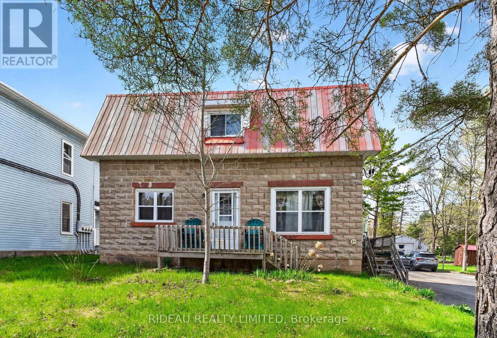 24 Rideau Street, Westport, Ontario  K0G 1X0 - Photo 2 - X13102210