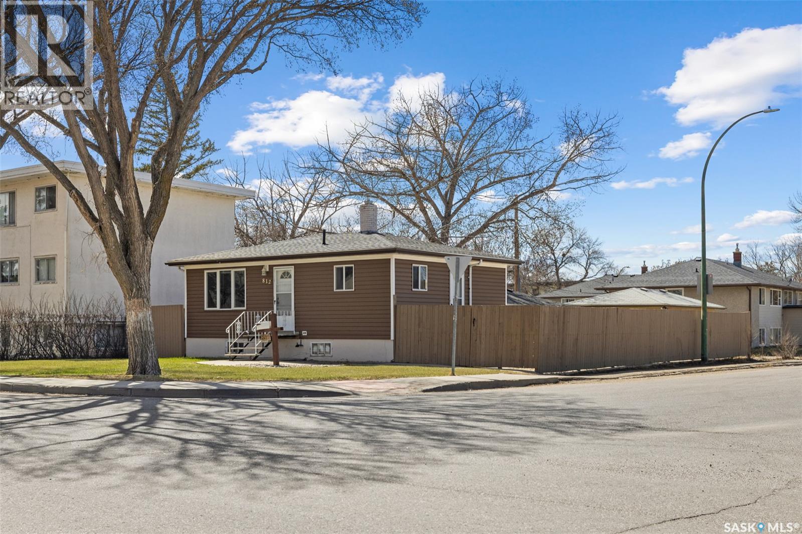 812 Mcintosh Street, Regina, Saskatchewan  S4T 5B4 - Photo 2 - SK035401