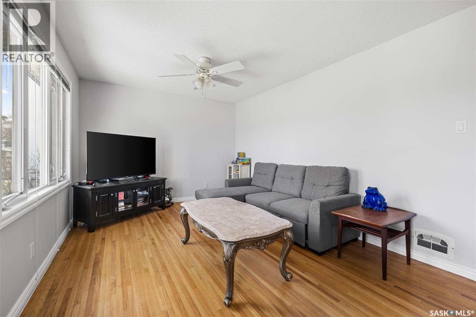 812 Mcintosh Street, Regina, Saskatchewan  S4T 5B4 - Photo 3 - SK035401