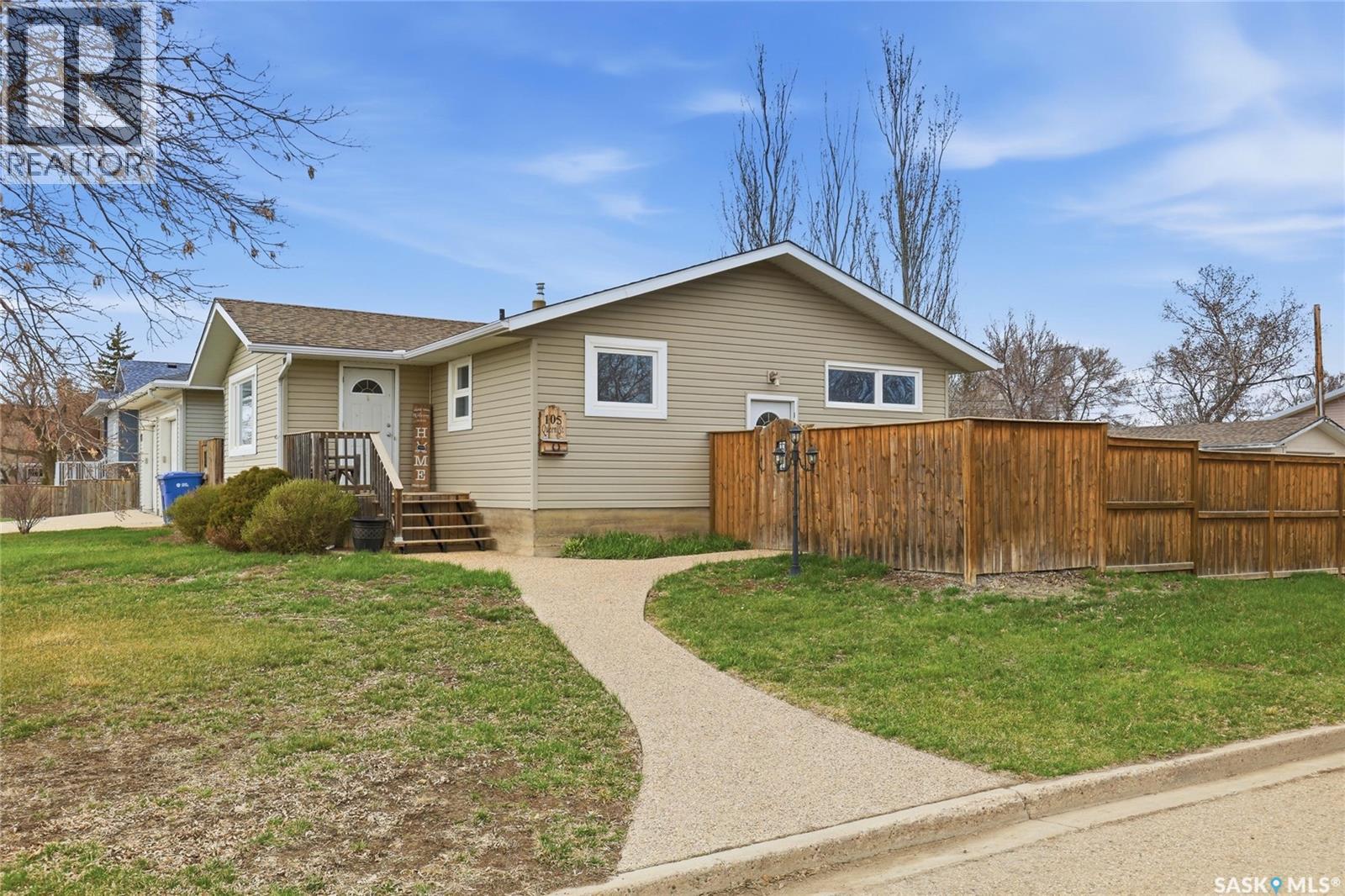 105 Queen Street, Milestone, Saskatchewan  S0G 3L0 - Photo 1 - SK035399