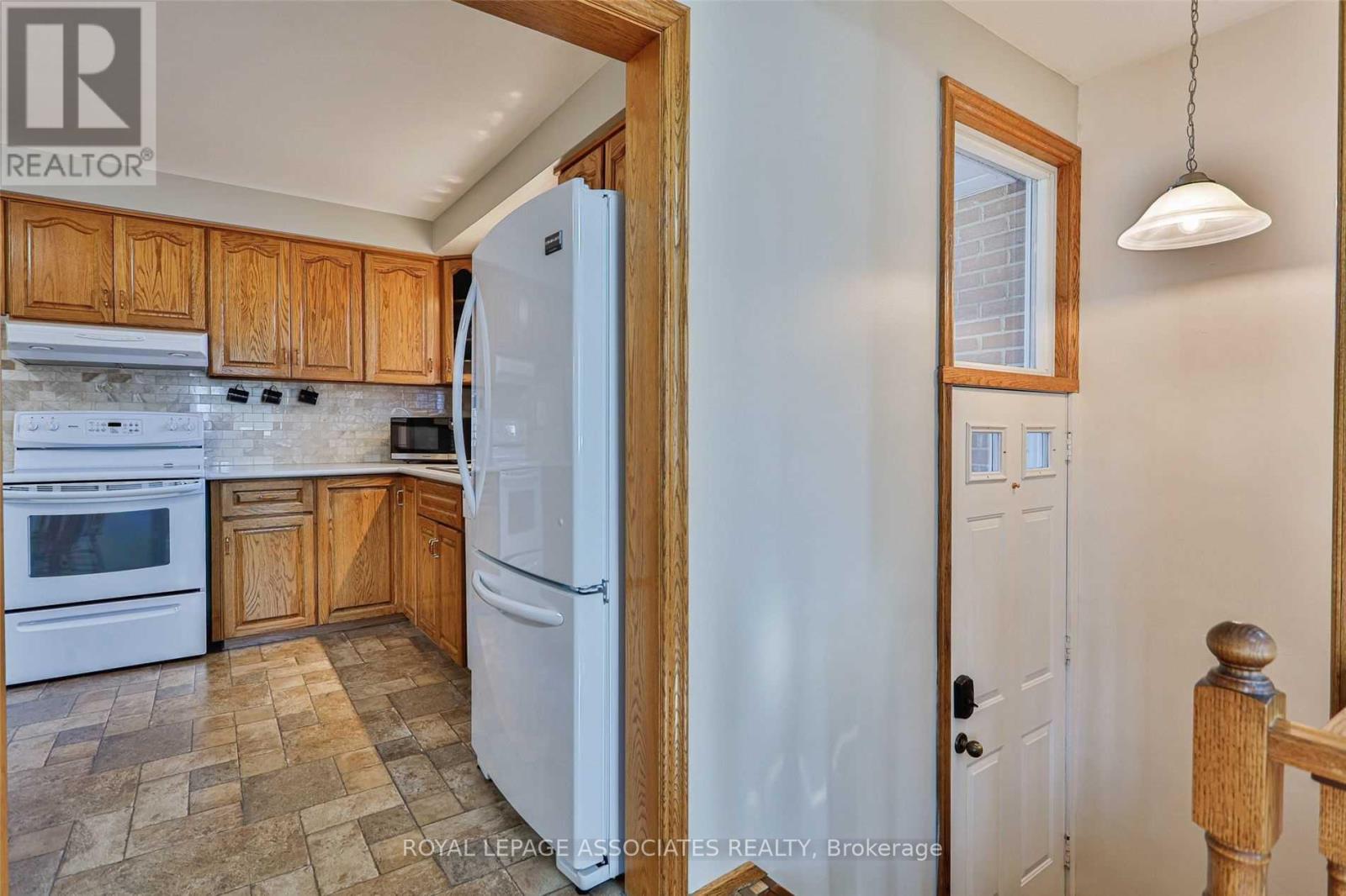 Main - 166 Lynnbrook Drive, Toronto, Ontario  M1H 2N5 - Photo 9 - E13102002