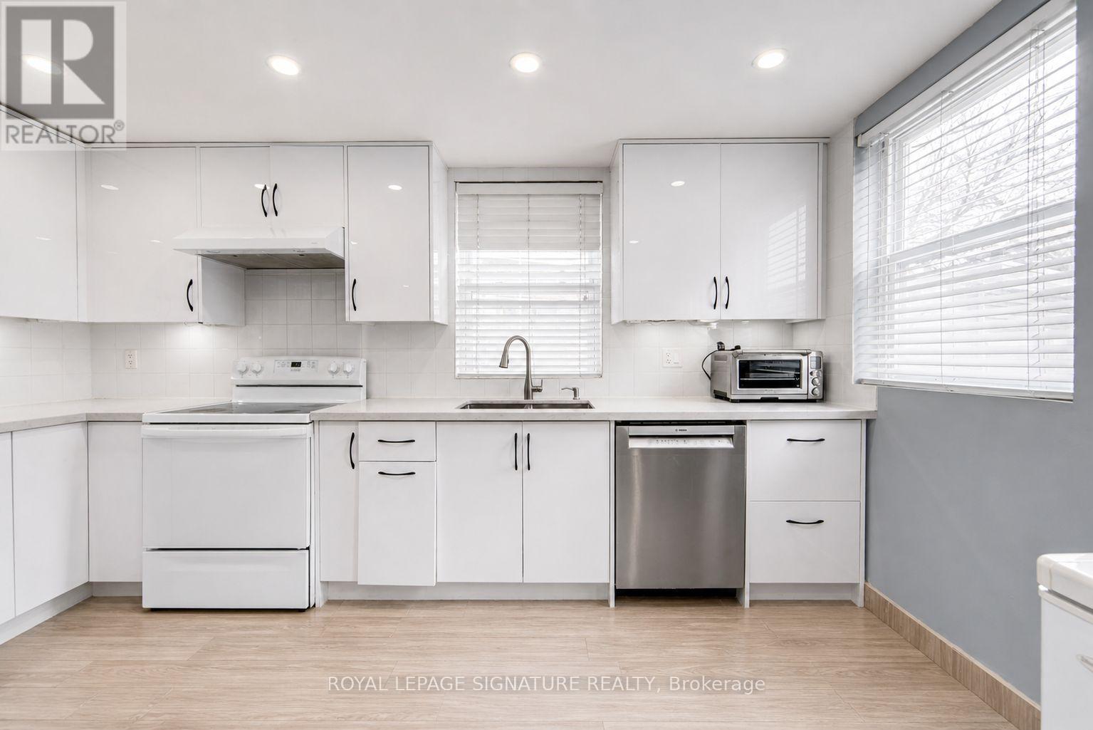 6 Cosburn Avenue, Toronto, Ontario  M6E 2S7 - Photo 13 - E13102184