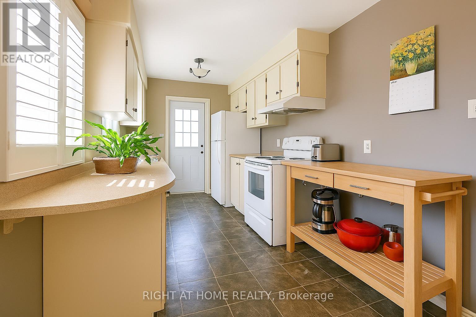 10 Forestview Place, Barrie (Cundles East), Ontario  L4M 5M5 - Photo 9 - S13101926