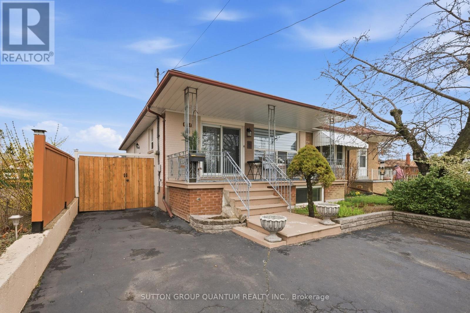 1257 Alexandra Avenue, Mississauga, Ontario  L5E 2A7 - Photo 2 - W13101824